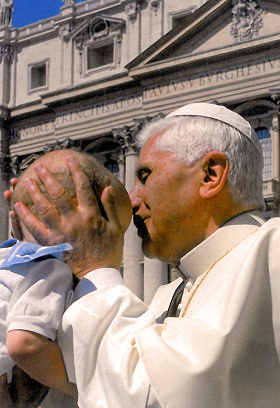 papst_mit_kind