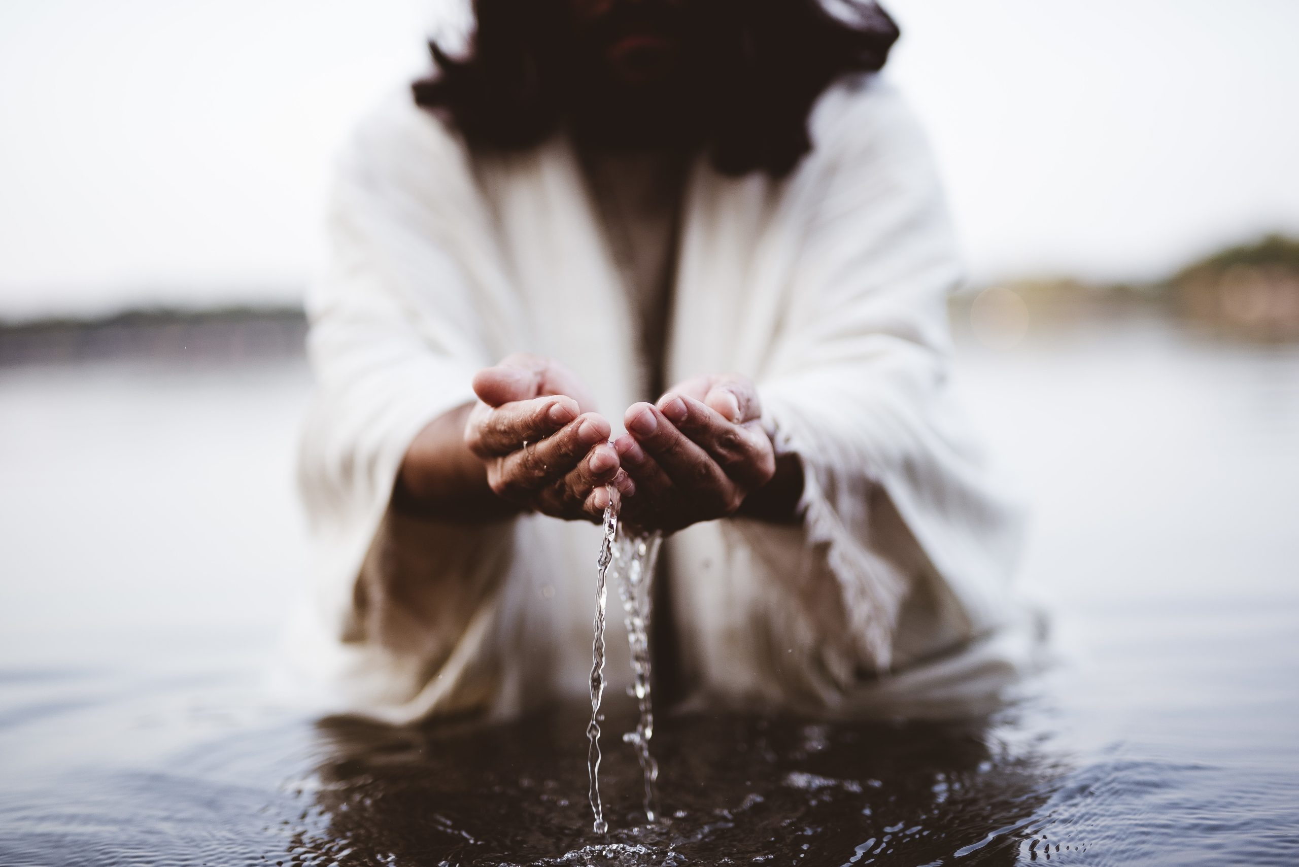 escena-biblica-jesucristo-bebiendo-agua-sus-manos-2-scaled